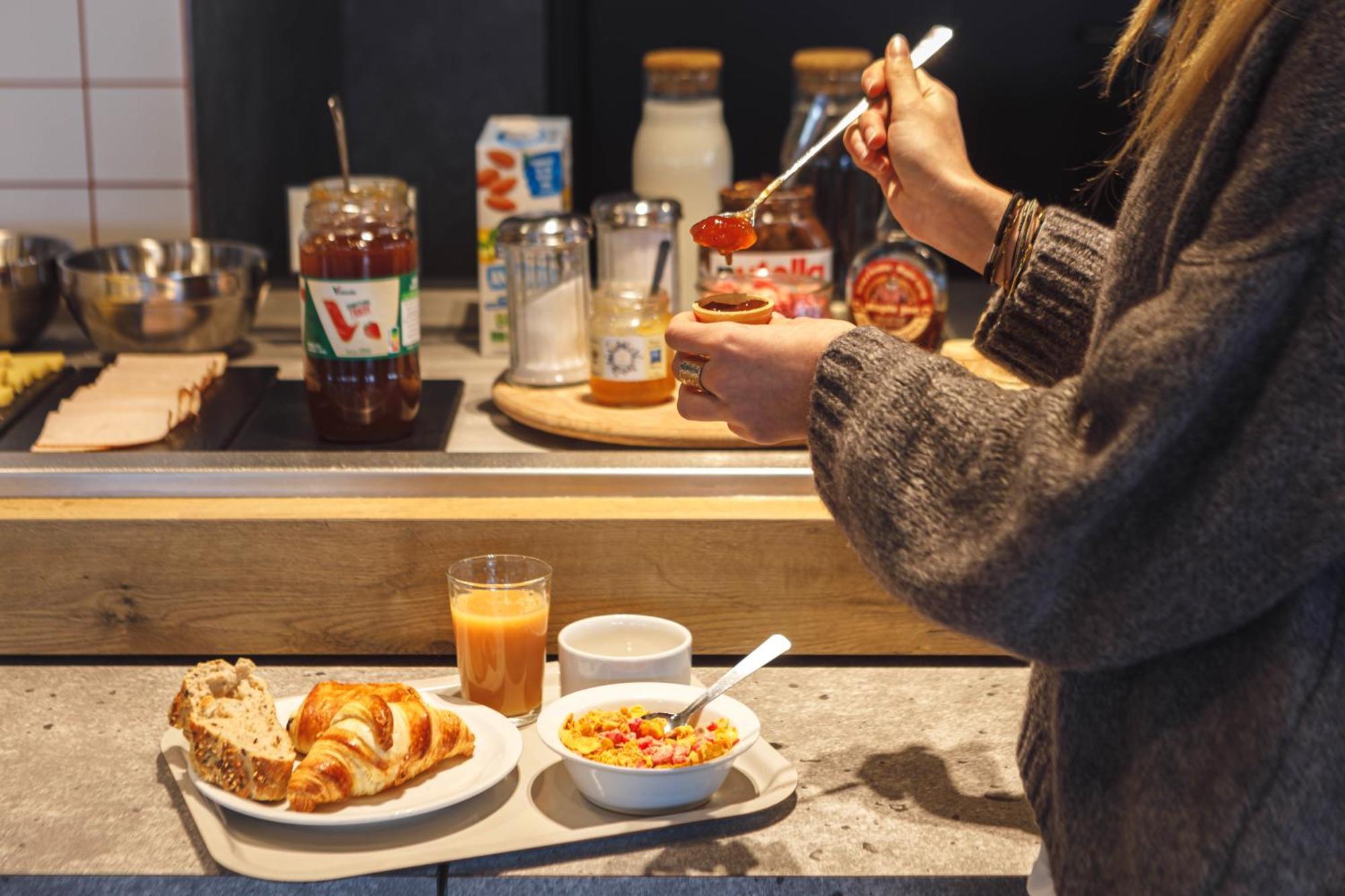 宜必思里昂维勒班快捷酒店 外观 照片