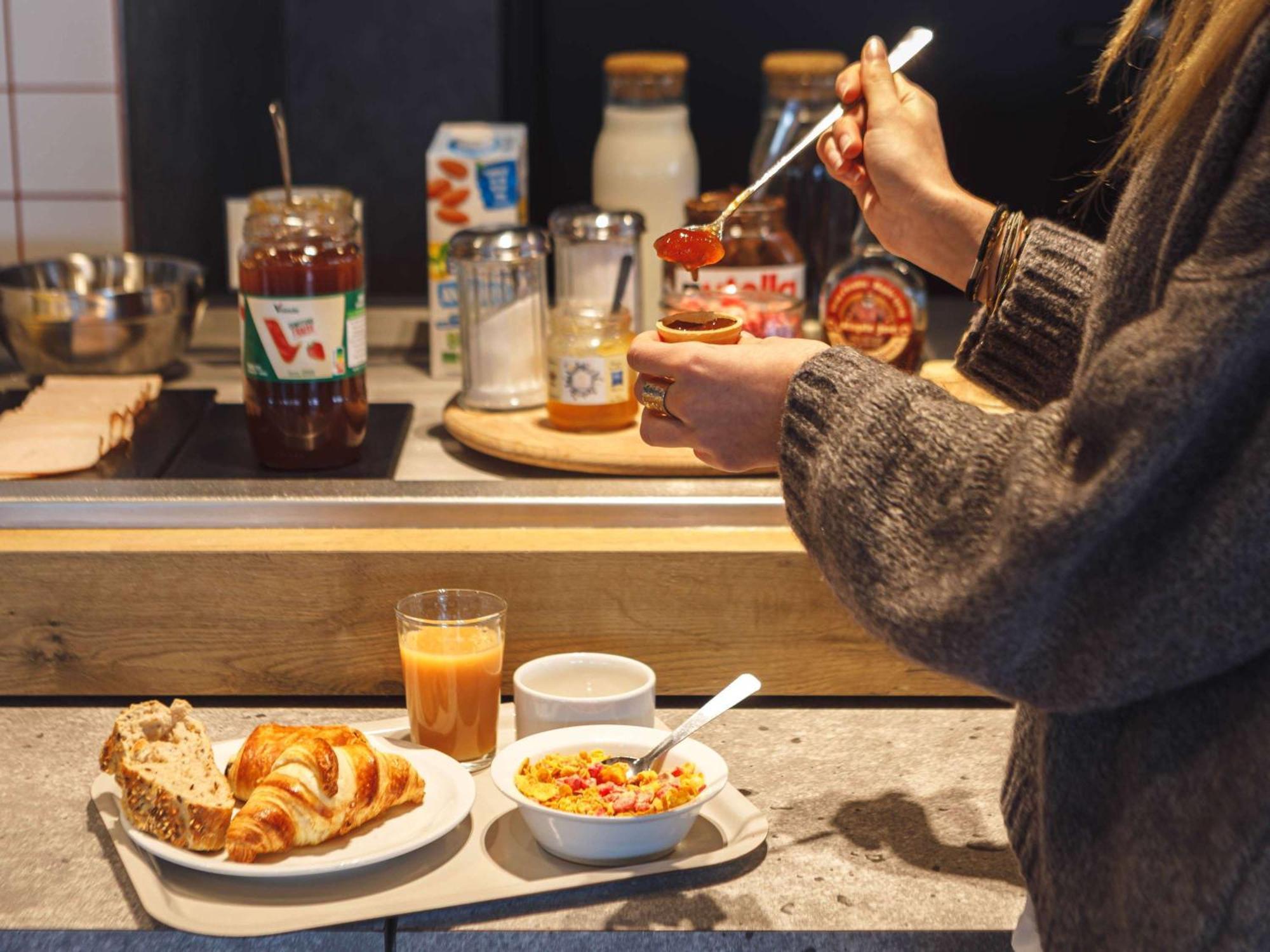宜必思里昂维勒班快捷酒店 外观 照片